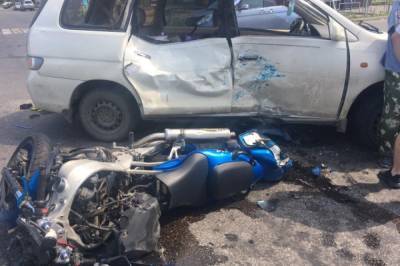 В Хабаровске мотоциклист врезался в автомобиль Toyota Gaia