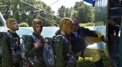 На аэродроме Волосово под Чеховом юнармейцы осваивают парашютное дело