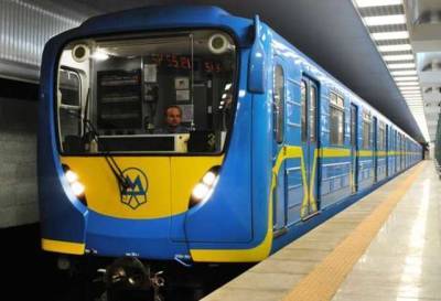 В Киеве останавливали движение метро: мужчина попал под поезд