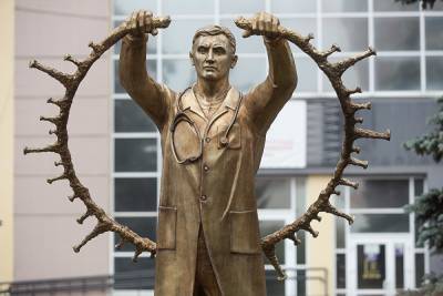 В Челябинске на открытие памятника врачам только медики пришли в масках