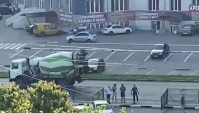 Авария с бетономешалкой в Харькове, кадры: "снесла ограждение и..."