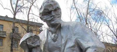 Ленин с октябренком пугающе смотрит на жителей и гостей города в Карелии (ФОТОФАКТ)