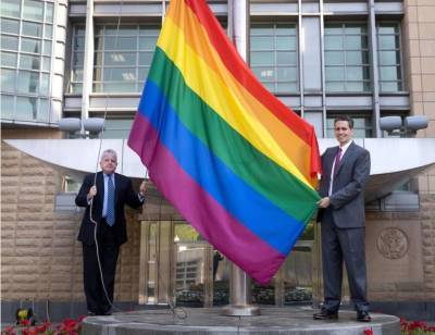 В Госдуме предложили американским властям заменить свой национальный флаг на флаг ЛГБТ: вот будет весело