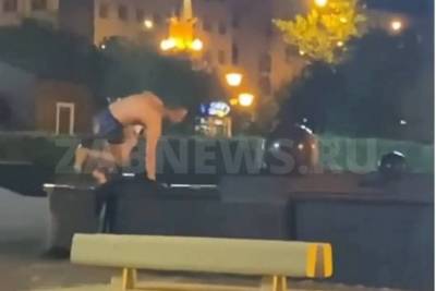 Молодой человек ночью искупался в чаше фонтана на площади Ленина в Чите