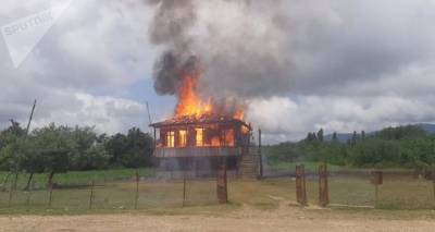 На западе Грузии сельчане подожгли дом насильников