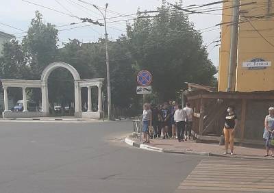 В центре Рязани засняли, как полиция ведет молодого человека в наручниках