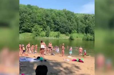В России отдыхающие оттащили тело утопленника в канаву и продолжили купаться