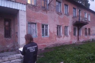 В аварийном доме в Кемерово обрушился потолок
