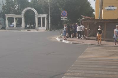 В центре Рязани засняли мужчину в наручниках под конвоем полицейских