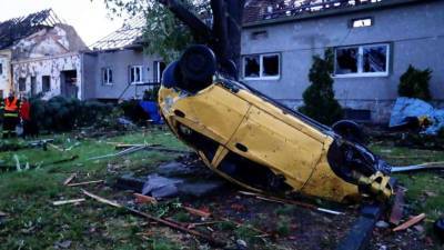 В Чехии торнадо крушил дома и поднимал в воздух автомобили (ВИДЕО)