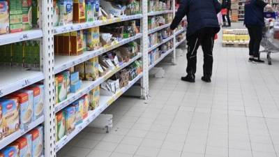 Момент наезда внедорожника на здание супермаркета в Петербурге попал на видео