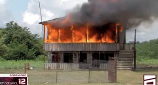 Жители Самегрело сожгли дом подозреваемых в изнасиловании ребенка