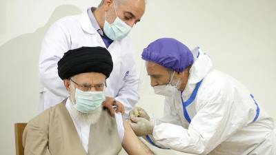 Верховный лидер Ирана привился отечественной вакциной