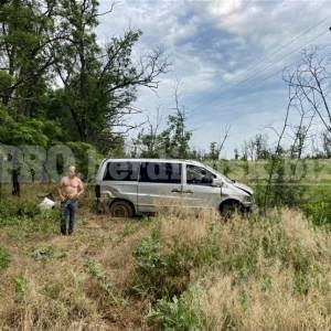 На автодороге Бердянск - Васильевка перевернулся микроавтобус: есть пострадавшие. Фото