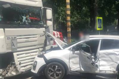 Грузовик раздавил легковушку, в авто находились дети: кадры ДТП под Киевом