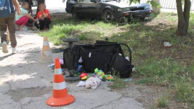На тротуаре в Евпатории автомобиль сбил женщину с двумя детьми