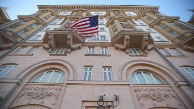 В посольстве США в Москве объяснили вывешивание флага ЛГБТ