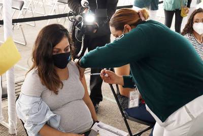 Беременным разрешили прививаться вакциной "Спутник V"