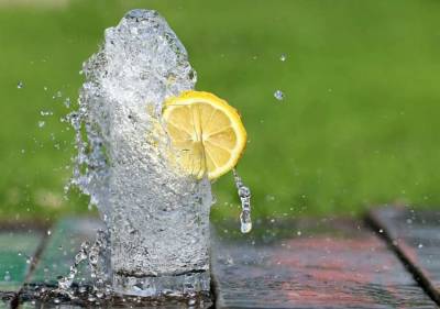 Какую воду лучше пить летом рассказали специалисты