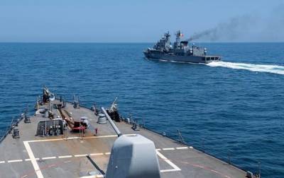 Эсминец США покидает Черное море