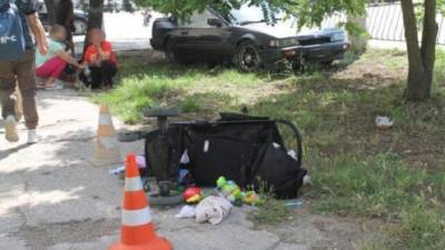 В Евпатории автомобиль сбил женщину с детьми на тротуаре