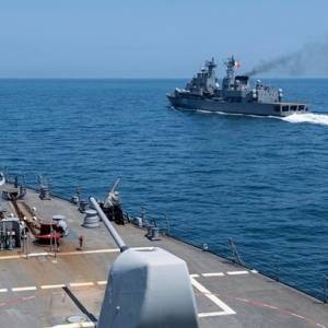 Американский эсминец покидает Черное море