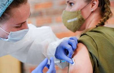 "Не больно и даже интересно": как москвичи прививаются от коронавируса