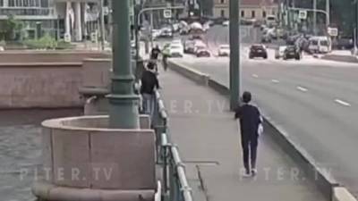 Прохожие не позволили мужчине прыгнуть с Сампсониевского моста