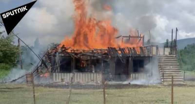 На западе Грузии сожгли дом насильников - видео