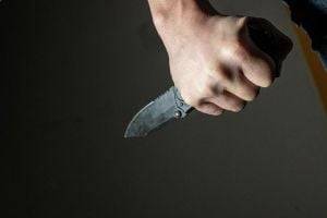 В одном из магазинов Днепра мужчина напал с ножом на жену и дочь. ВИДЕО