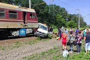 Под Харьковом поезд снёс микроавтобус