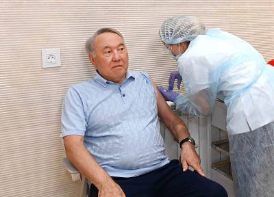 Назарбаев привился "Спутником V"