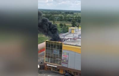 В Колпино горит торговый центр «Ока»