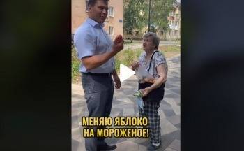 Мэр Вологды Сергей Воропанов раздавал мороженое прохожим