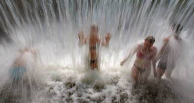 Не только фонтаны: как спасаются в летнюю жару в разных странах мира - фото