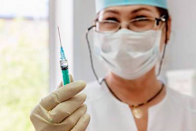 Названы сроки повторной вакцинации препаратом «КовиВак»