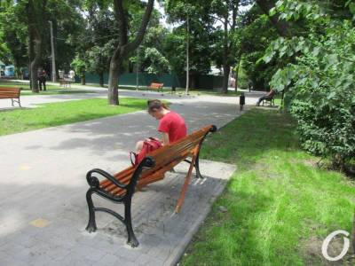 Одесский Алексеевский сквер: ремонт подорожал и затягивается, а новые скамейки уже «вовсю ломают» (фоторепортаж)