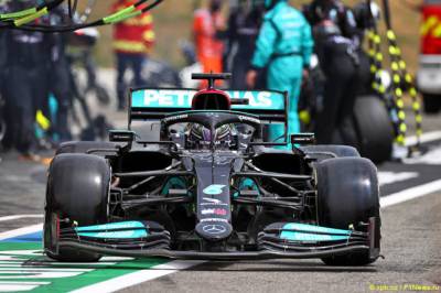 В Mercedes отправляли FIA запрос о процедуре пит-стопа