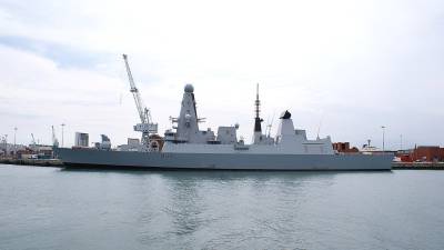 Жители Британии назвали поражением стрельбу по эсминцу ВМС Великобритании в Черном море