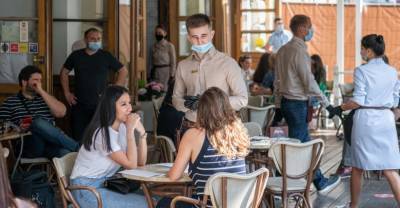 Рестораторы попросили власти Москвы сдвинуть на месяц переход на "бесковидный" режим