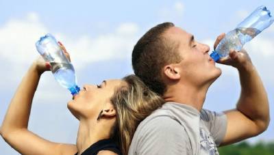 Диетолог рассказала о вреде обильного питья в жару