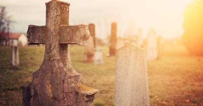 "Это только начало". В Канаде найдены еще сотни безымянных могил на месте детского интерната для индейцев
