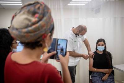 С 12:00 в Израиле обязательно носить маски в закрытых помещениях