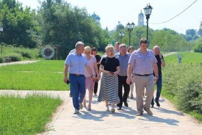 Глава Серпухова проинспектировала реконструкцию парков