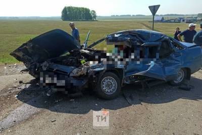 В лобовом столкновении КАМАЗа си легковушкой в Татарстане погибла семейная пара