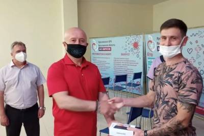 В Ярославле разыграли первый смартфон за прививку