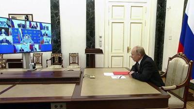 Владимир Путин по видеосвязи провел совещание с постоянными участниками Совбеза РФ