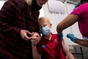 Минздрав намерен вакцинировать от коронавируса подростков
