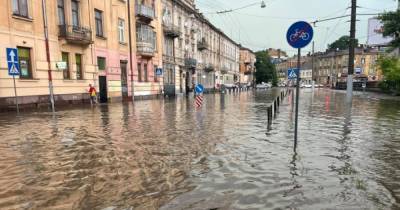 Поваленные деревья, разбитые машины и затопленные улицы: Львов накрыл ураган (ФОТО, ВИДЕО)