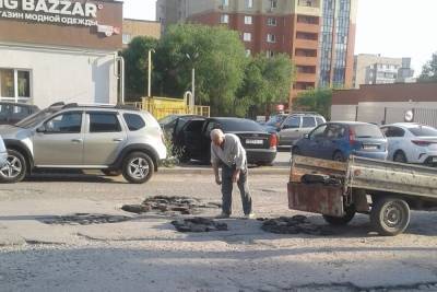 На улице Гоголя в Рязани пенсионер сам заделал ямы на дороге